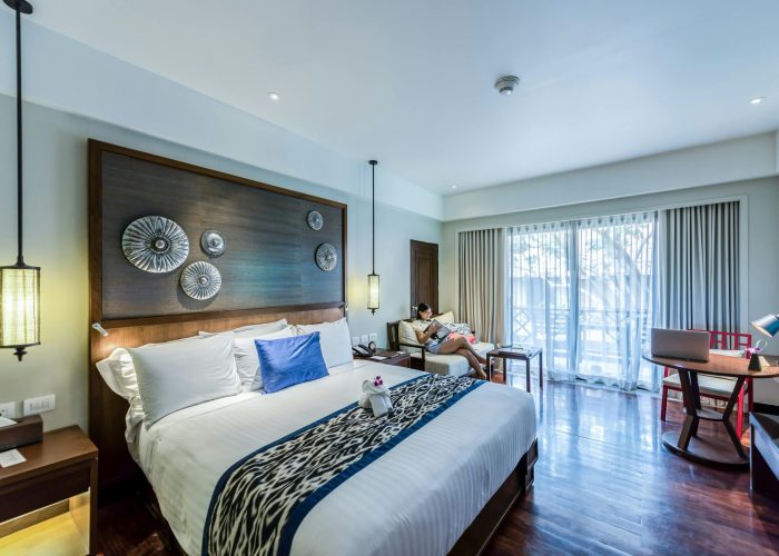 Contemporary hotel room interior design with cozy elegance and modern furnishings.